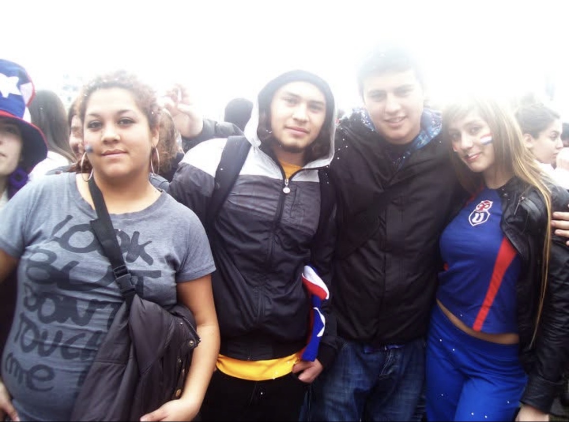recuerdo ese día que fuimos a ver jugar a Chile en el centro jaja después que yo salía del liceo ❤️🫢